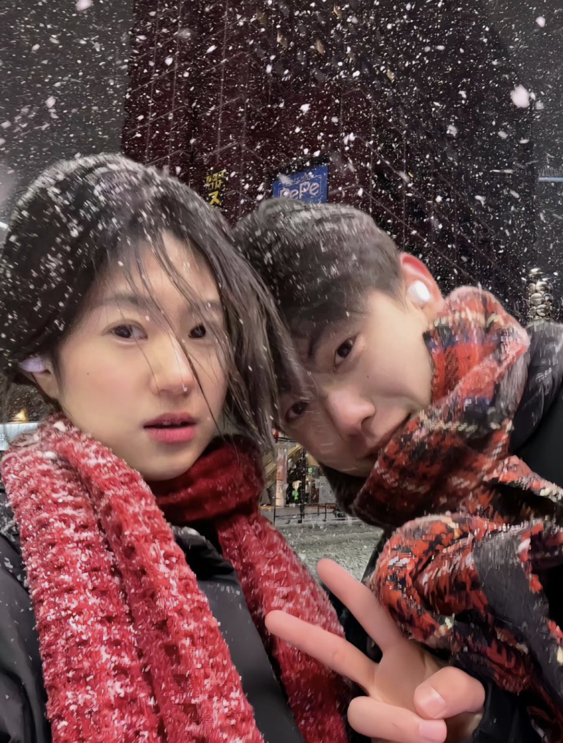 KHOẢNG KHẮC ÁNH MẮT CHẠM NHAU