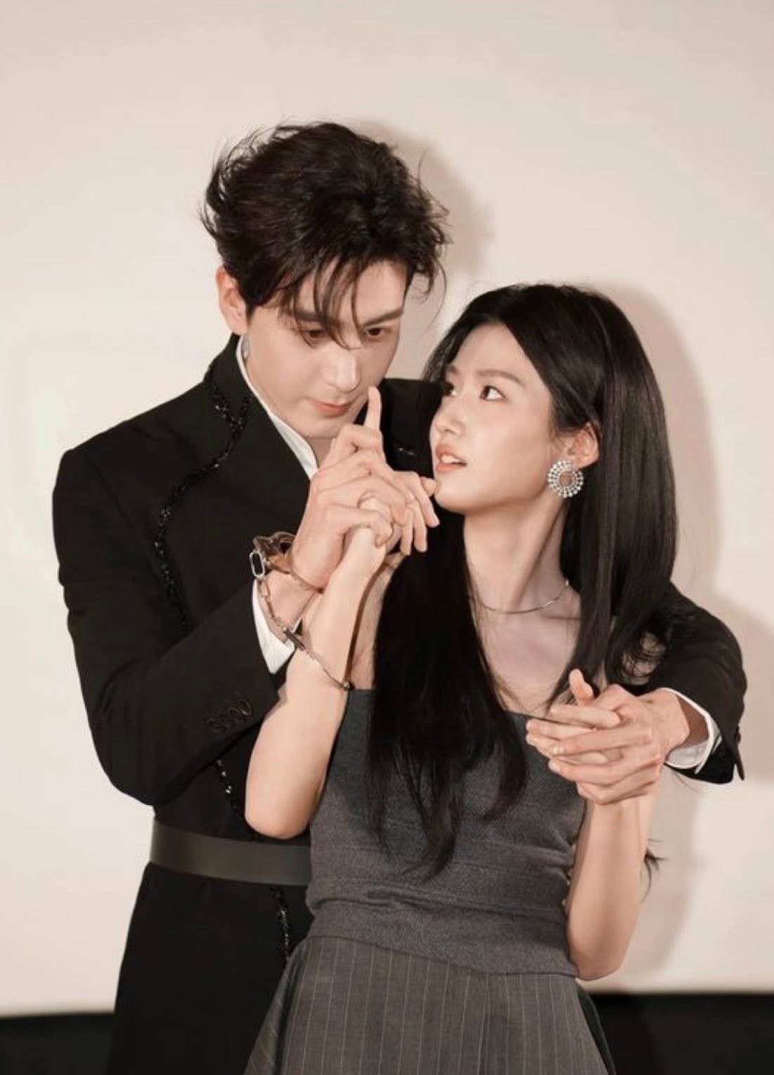 NHÂN CHỨNG TÌNH YÊU BÍ MẬT