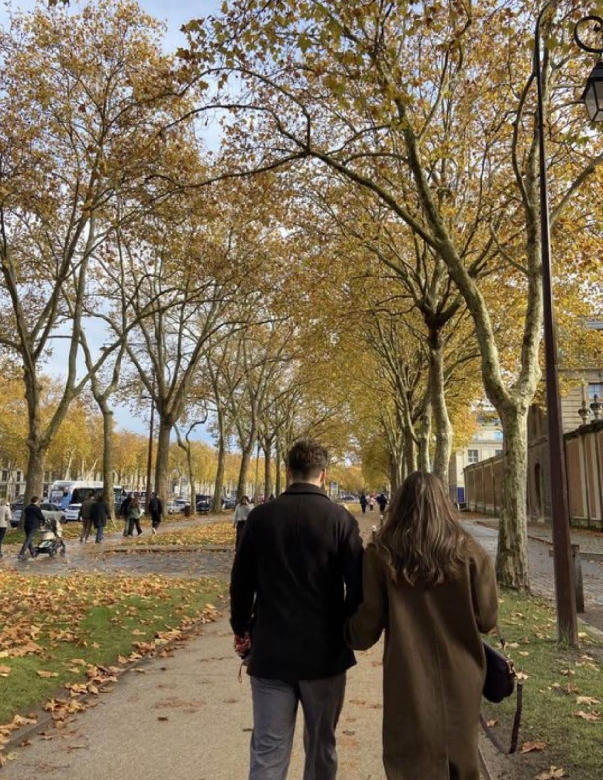 ĐÁM CƯỚI ĐỂ LẠI CHO ANH, GIẤY ĐĂNG KÝ KẾT HÔN ĐƯA CHO ANH ẤY