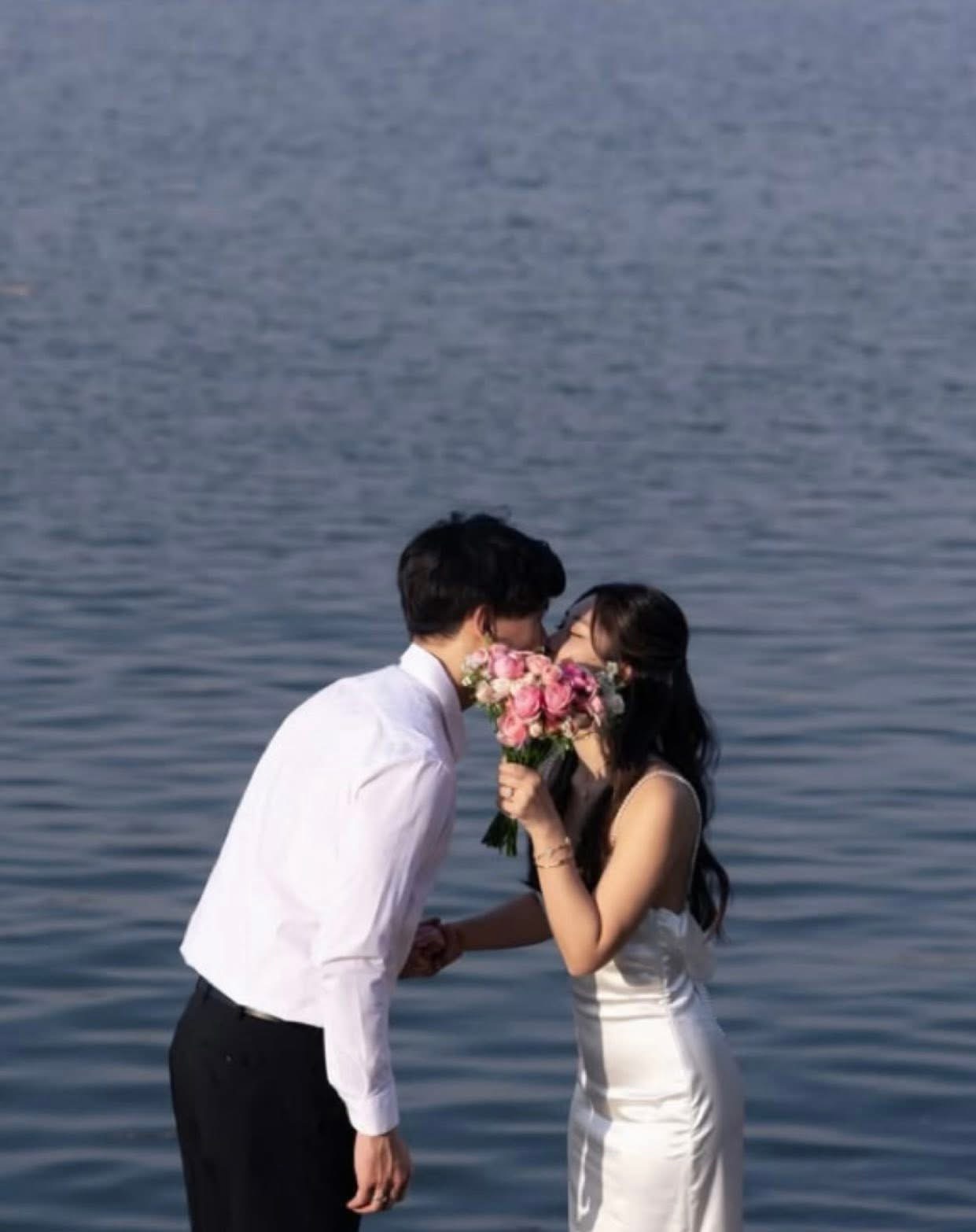 NGÀY BẠCH NGUYỆT QUANG CỦA ANH TA VỀ NƯỚC