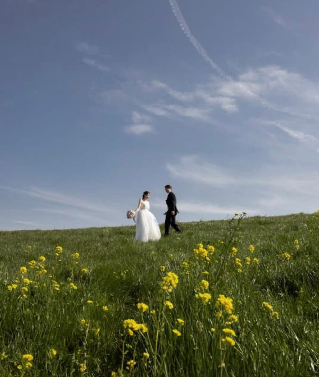 CHÚ RỂ TRAO NHẪN CƯỚI CHO NGƯỜI KHÁC